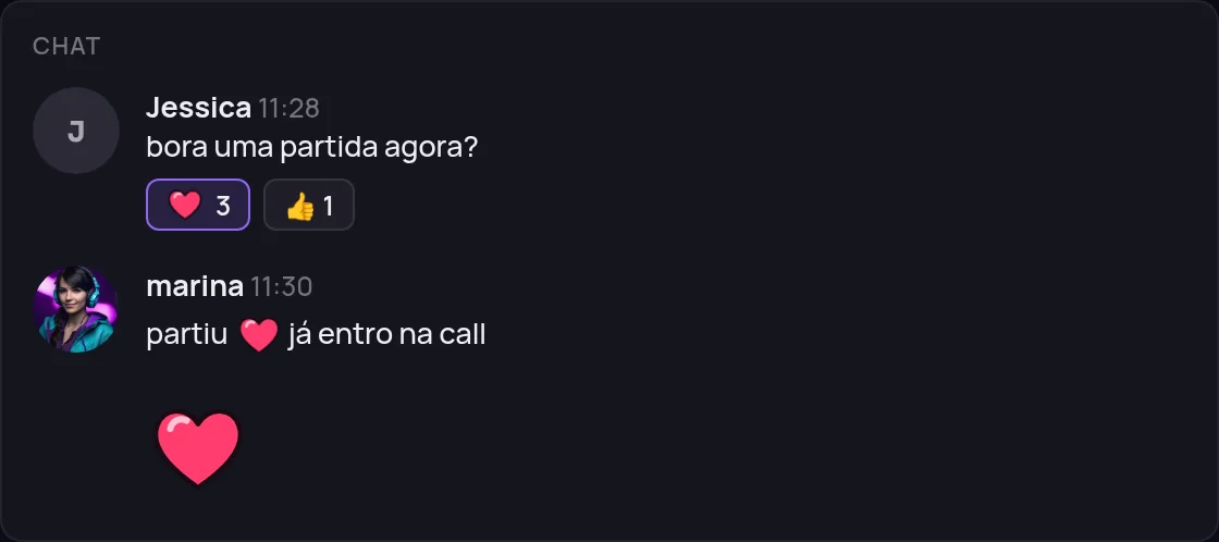 Conversa no chat com um emoji de coração na reação, no meio da frase e sozinho, grande